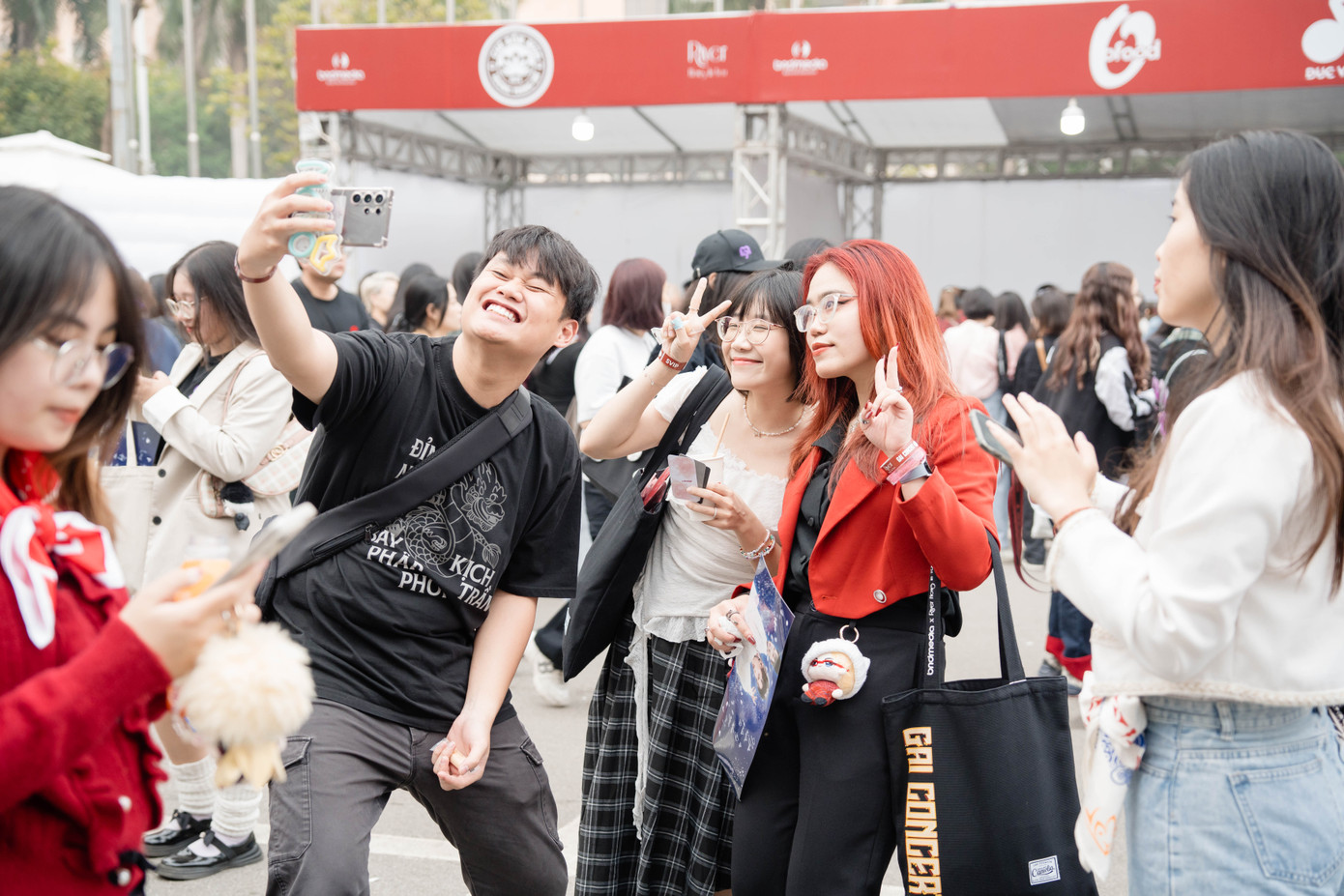 Sau khi dời lịch, Gai concert in Hanoi đã diễn ra tại Cung thể thao điền kinh Mỹ Đình - Hà Nội tối 7/4 với sự tham dự của hơn 6.000 khán giả. Nhiều bạn trẻ có mặt ở địa điểm tổ chức từ sớm để check-in, chờ lấy vé vào bên trong. Trước đó, Gai concert đã tổ chức tại TPHCM vào tháng 1/2025 với sự góp mặt của 4.000 khán giả.