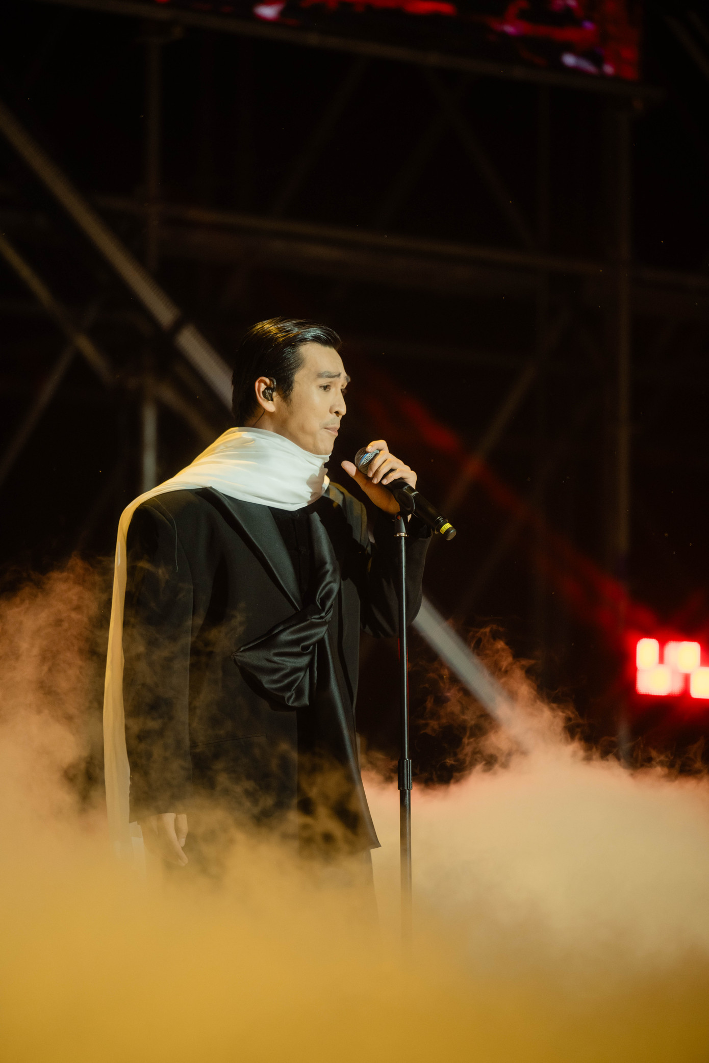 Đại diện ban tổ chức cho biết giá vé cho Gai concert tại Hà Nội dao động từ 850.000 đồng đến 2.950.000 đồng. Vé sold-out 50% ngay từ ngày mở bán. Trước thềm concert, nhiều người hâm mộ chuẩn bị poster, photobooth để ủng hộ thần tượng.