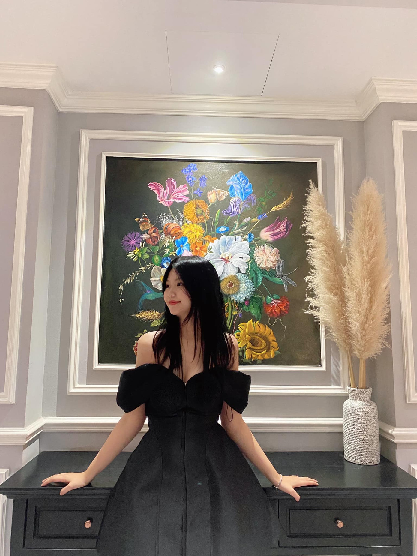 “Mặc dù sinh ra và lớn lên ở Hà Nội nhưng quê hương tôi ở Hà Tĩnh. Tôi luôn mong muốn làm được những điều tốt đẹp để xây dựng quê hương, đất nước. Mỗi năm vào mùa bão lũ, các tỉnh miền Trung lại phải oằn mình chống chịu với lũ lụt. Là một người con của miền Trung, tôi hy vọng thông qua cuộc thi sẽ trở thành một người có tiếng nói, có sức ảnh hưởng để kêu gọi được nhiều nguồn lực hơn, cùng chung tay hỗ trợ miền Trung ruột thịt”, cô chia sẻ.