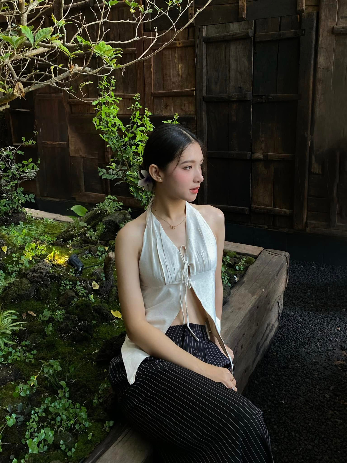 Ngoài đời thường, Vũ Yến có phong cách thời trang hiện đại, cá tính. Cô thường mặc các trang phục khoe vai thon và vòng eo 59 cm.