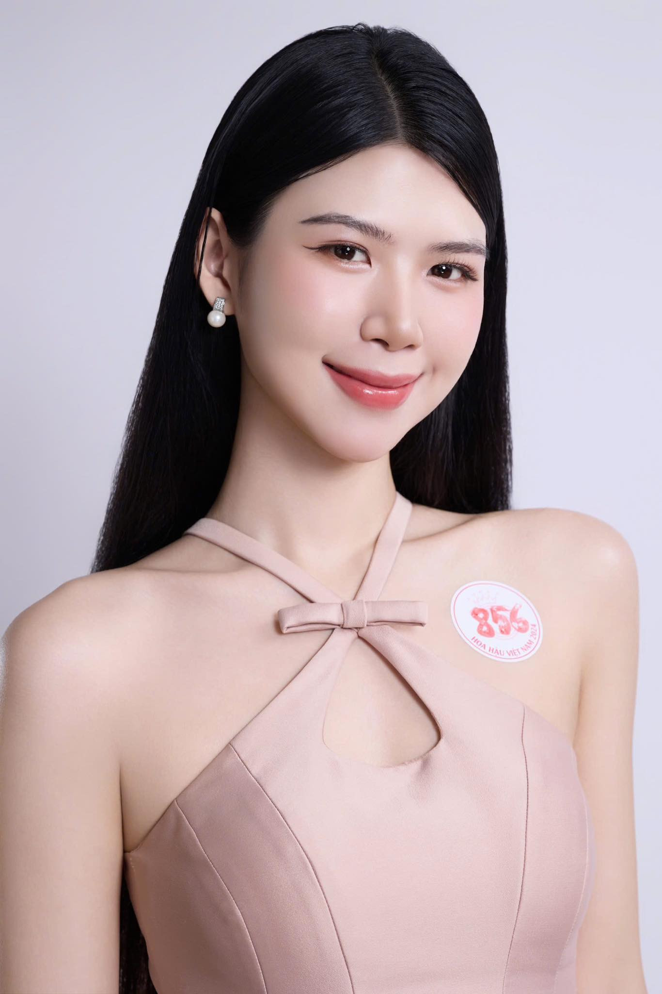 Thí sinh Đinh Hoàng Linh Đan, SBD 856, sinh năm 2003, đến từ Đà Nẵng, sinh viên Đại học RMIT đang tham gia vòng chung khảo Hoa hậu Việt Nam 2024. Cô gây ấn tượng với bảng thành tích học tập, ngoại khóa ấn tượng.