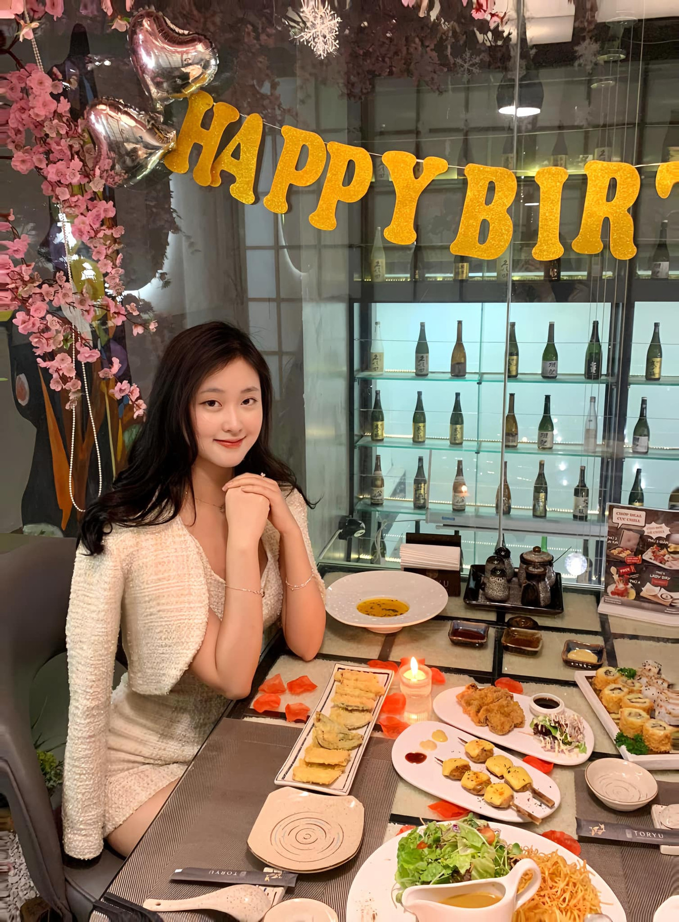 Không thể nhịn ăn lâu như nhiều thí sinh khác, Tú Anh lót dạ một quả trứng luộc trước khi vào phòng nhân trắc học. Cô cho rằng bản thân cần có năng lượng mới có thể thể hiện bản thân tốt nhất.