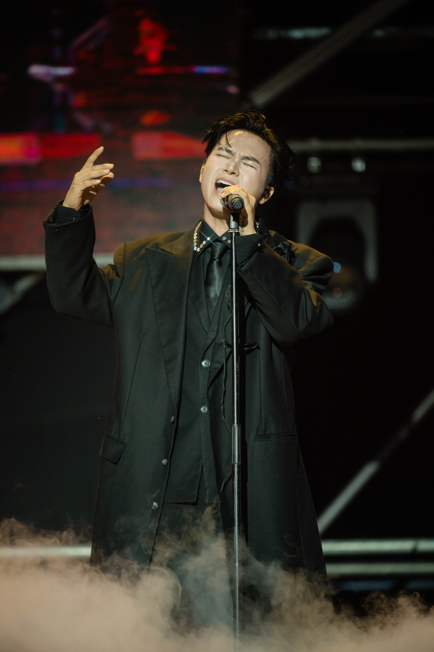 Đại diện ban tổ chức cho biết giá vé cho Gai concert tại Hà Nội dao động từ 850.000 đồng đến 2.950.000 đồng. Vé sold-out 50% ngay từ ngày mở bán. Trước thềm concert, nhiều người hâm mộ chuẩn bị poster, photobooth để ủng hộ thần tượng.