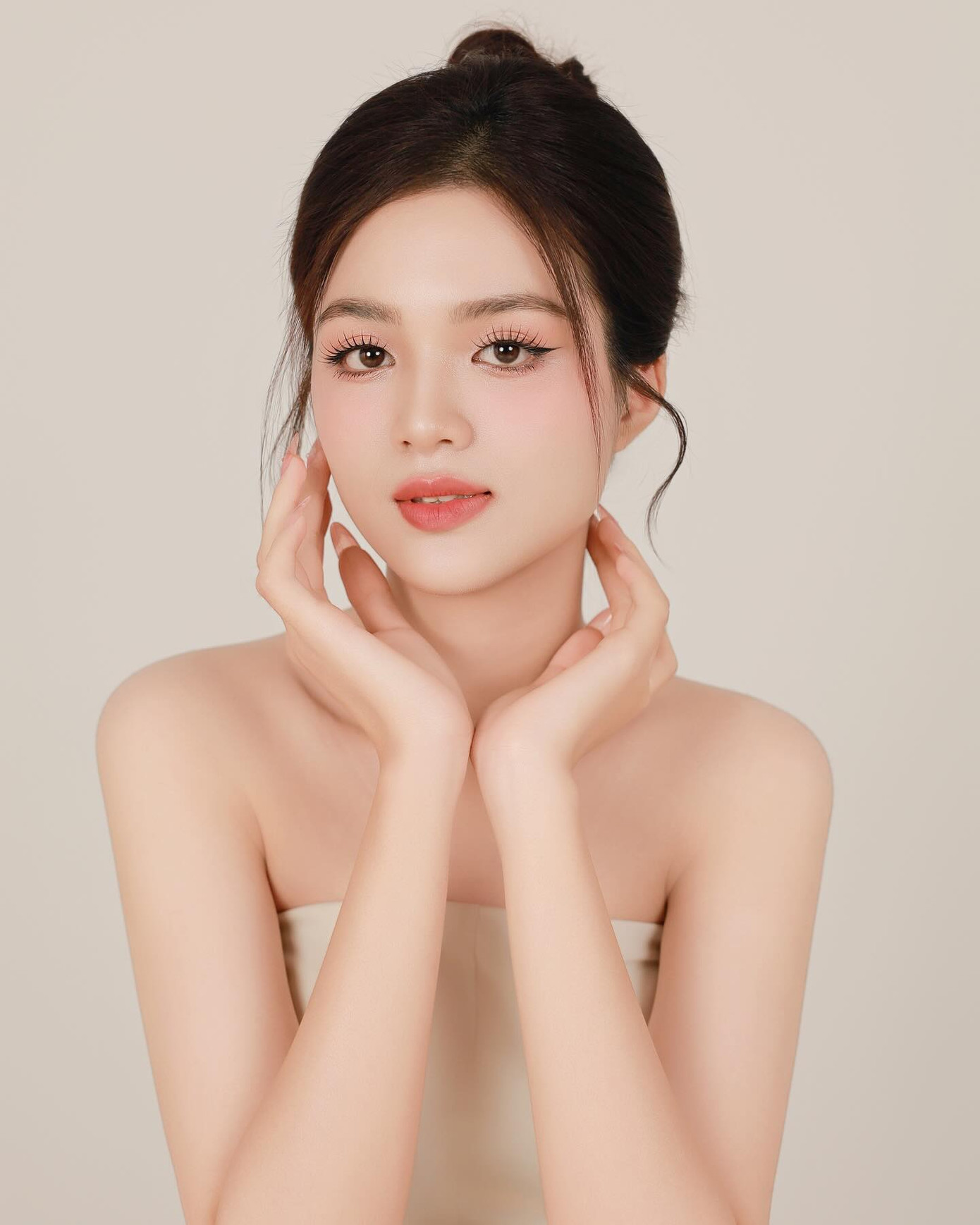 Minh Thu cho biết cô nhận được sự cổ vũ nhiệt tình của bố mẹ, thầy cô và bạn bè khi ghi danh tại Hoa hậu Việt Nam 2024. "Tôi mong muốn hô vang hai tiếng Kon Tum - gọi tên quê hương mình trên sân khấu cuộc thi nhan sắc bậc nhất Việt Nam", Minh Thu chia sẻ.