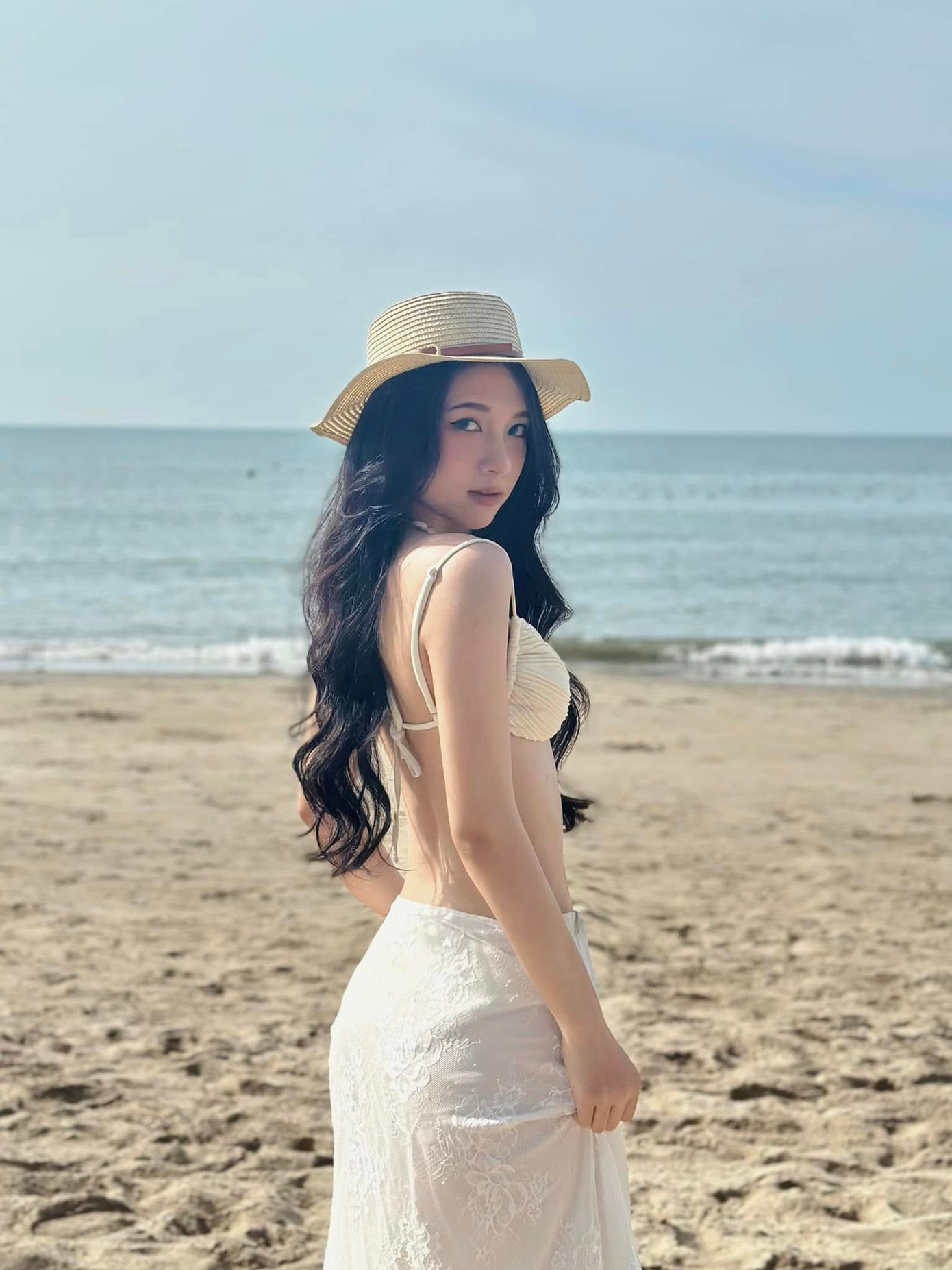 Vũ Yến cảm thấy may mắn khi sinh ra trong một gia đình luôn yêu thương và ủng hộ ước mơ của con. “Bố mẹ luôn tin rằng mỗi cơ hội là một bài học quan trọng để tôi học hỏi và trưởng thành. Bố mẹ luôn động viên tôi thử sức với những thử thách mới, dù đôi khi vẫn lo lắng, nhưng luôn tin rằng những trải nghiệm này giúp tôi hoàn thiện bản thân hơn”, cô chia sẻ.