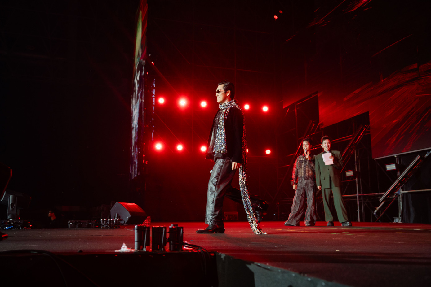 Mở đầu đêm nhạc như thường lệ là tiết mục catwalk và giới thiệu bản thân của các anh tài. 9 anh tài đã trổ tài trình diễn catwalk trước 6.000 khán giả, nhận được sự cổ vũ nồng nhiệt. Duy Khánh đóng vai trò MC, giới thiệu từng anh tài lên catwalk. Sự hóm hỉnh, duyên dáng của anh mang lại nhiều tiếng cười cho khán giả.