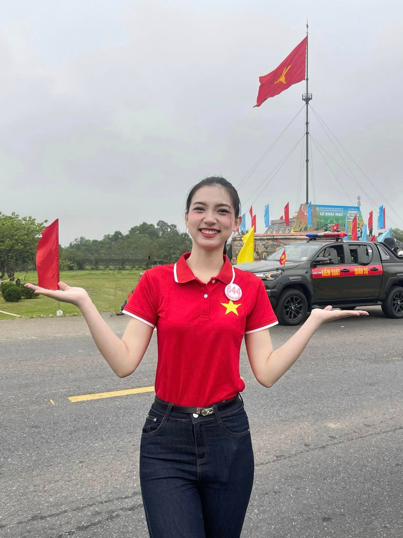 Vũ Yến sôi nổi trong các hoạt động của vòng chung khảo cuộc thi Hoa hậu Việt Nam 2024. Cô và dàn thí sinh mặc áo cờ đỏ, sao vàng khi đồng hành cùng các hoạt động của giải Tiền Phong Marathon 2025 ở Quảng Trị.