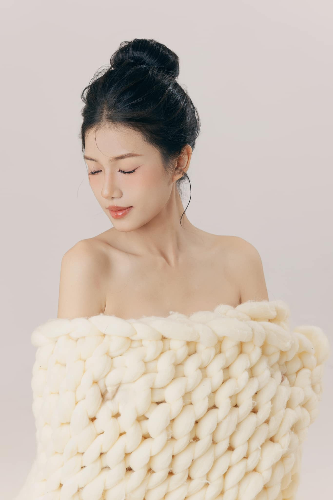 Cô được nhận xét phù hợp với cách trang điểm, làm tóc nhẹ nhàng, thanh lịch.