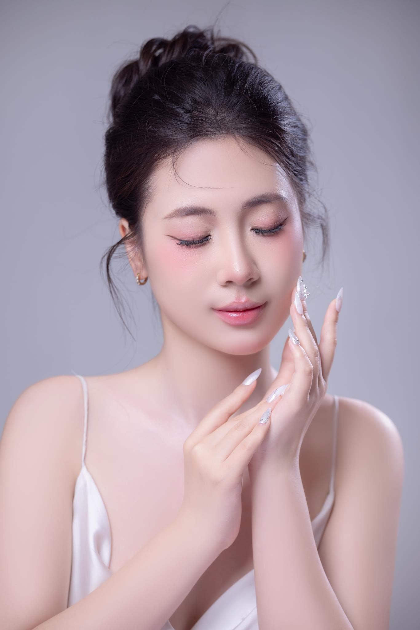 Vì trước đó Phương Chi ghi trong hồ sơ có thể giao tiếp lưu loát tiếng Anh (IELTS 7.0) nên khi vào vòng phỏng vấn kín, các giám khảo đã đặt câu hỏi cho cô bằng tiếng Anh rằng cô tự tin nhất về điều gì ở bản thân trong cuộc thi.