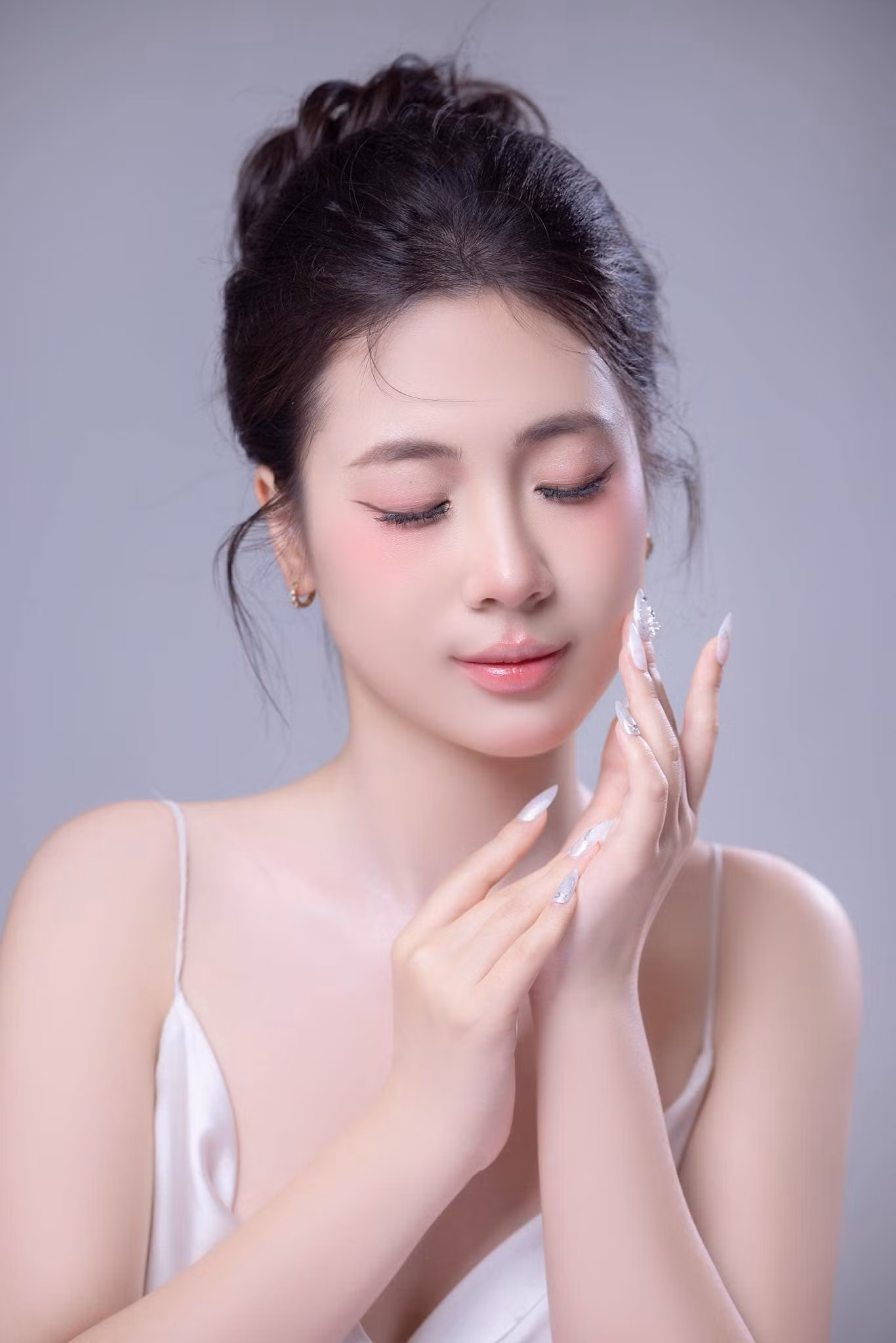 Vì trước đó Phương Chi ghi trong hồ sơ có thể giao tiếp lưu loát tiếng Anh (IELTS 7.0) nên khi vào vòng phỏng vấn kín, các giám khảo đã đặt câu hỏi cho cô bằng tiếng Anh rằng cô tự tin nhất về điều gì ở bản thân trong cuộc thi.