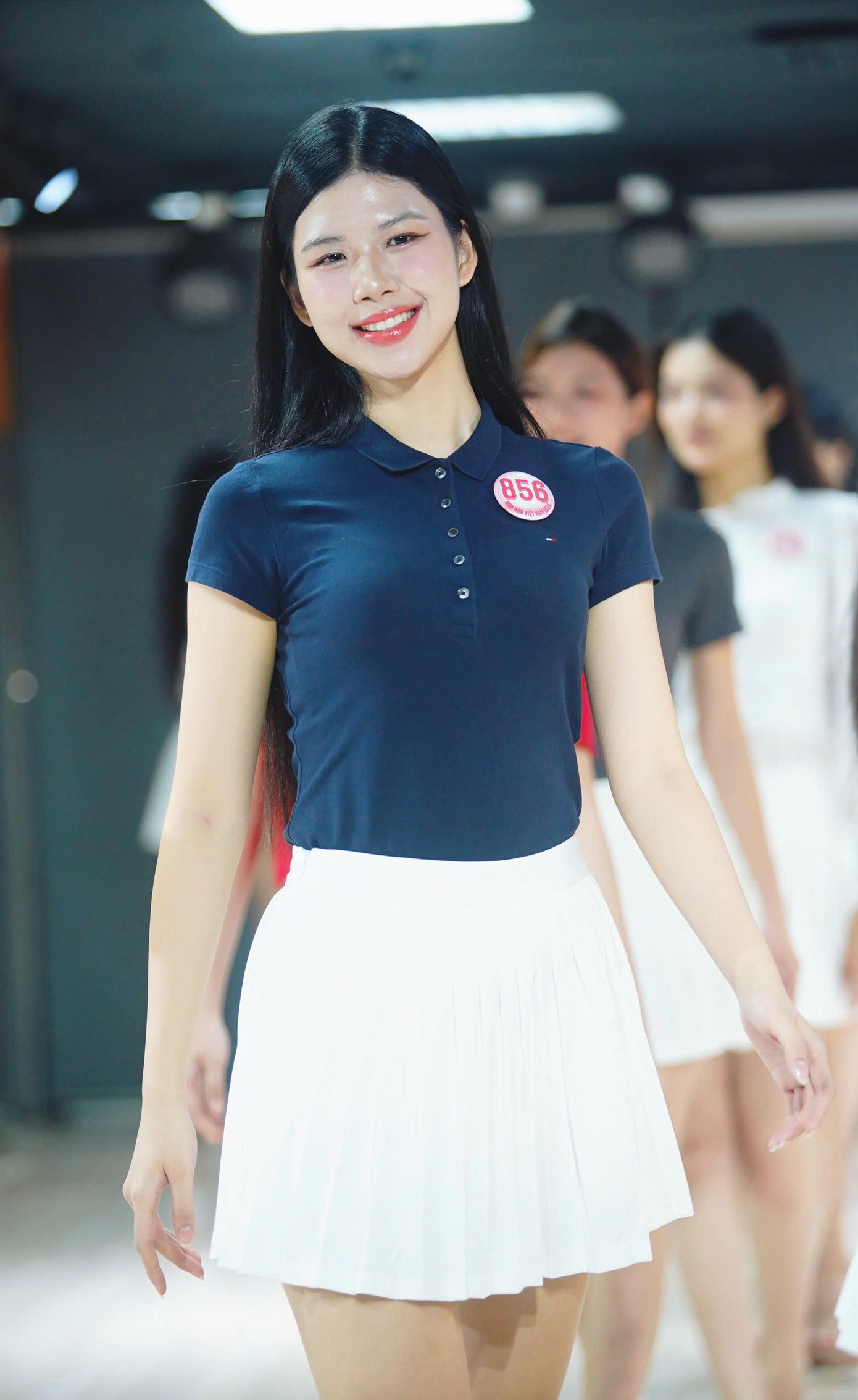 Nguyễn Thị Thu Hằng và Đinh Hoàng Linh Đan gây chú ý với suối tóc dài, thẳng tự nhiên.