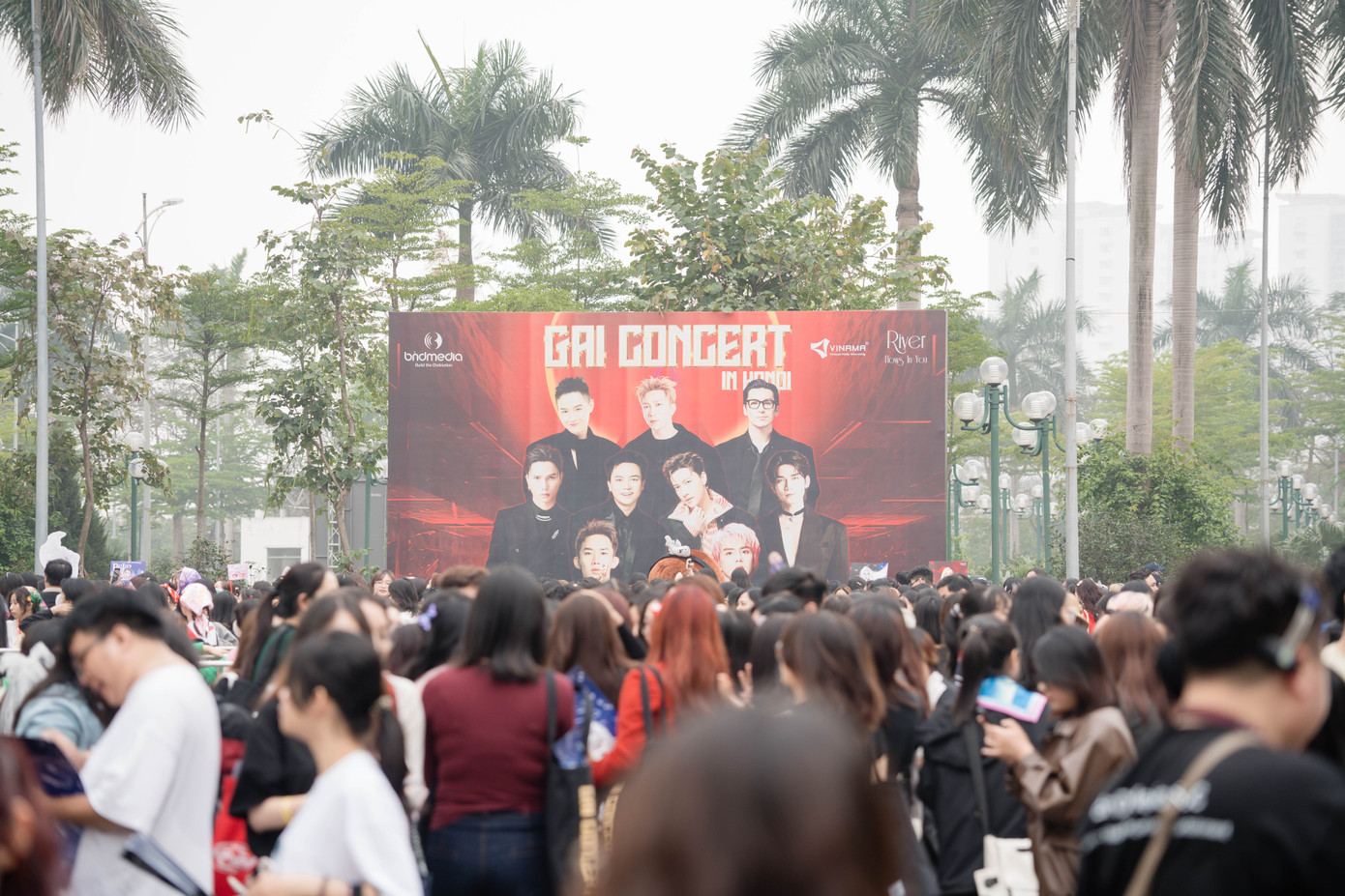 Sau khi dời lịch, Gai concert in Hanoi đã diễn ra tại Cung thể thao điền kinh Mỹ Đình - Hà Nội tối 7/4 với sự tham dự của hơn 6.000 khán giả. Nhiều bạn trẻ có mặt ở địa điểm tổ chức từ sớm để check-in, chờ lấy vé vào bên trong. Trước đó, Gai concert đã tổ chức tại TPHCM vào tháng 1/2025 với sự góp mặt của 4.000 khán giả.