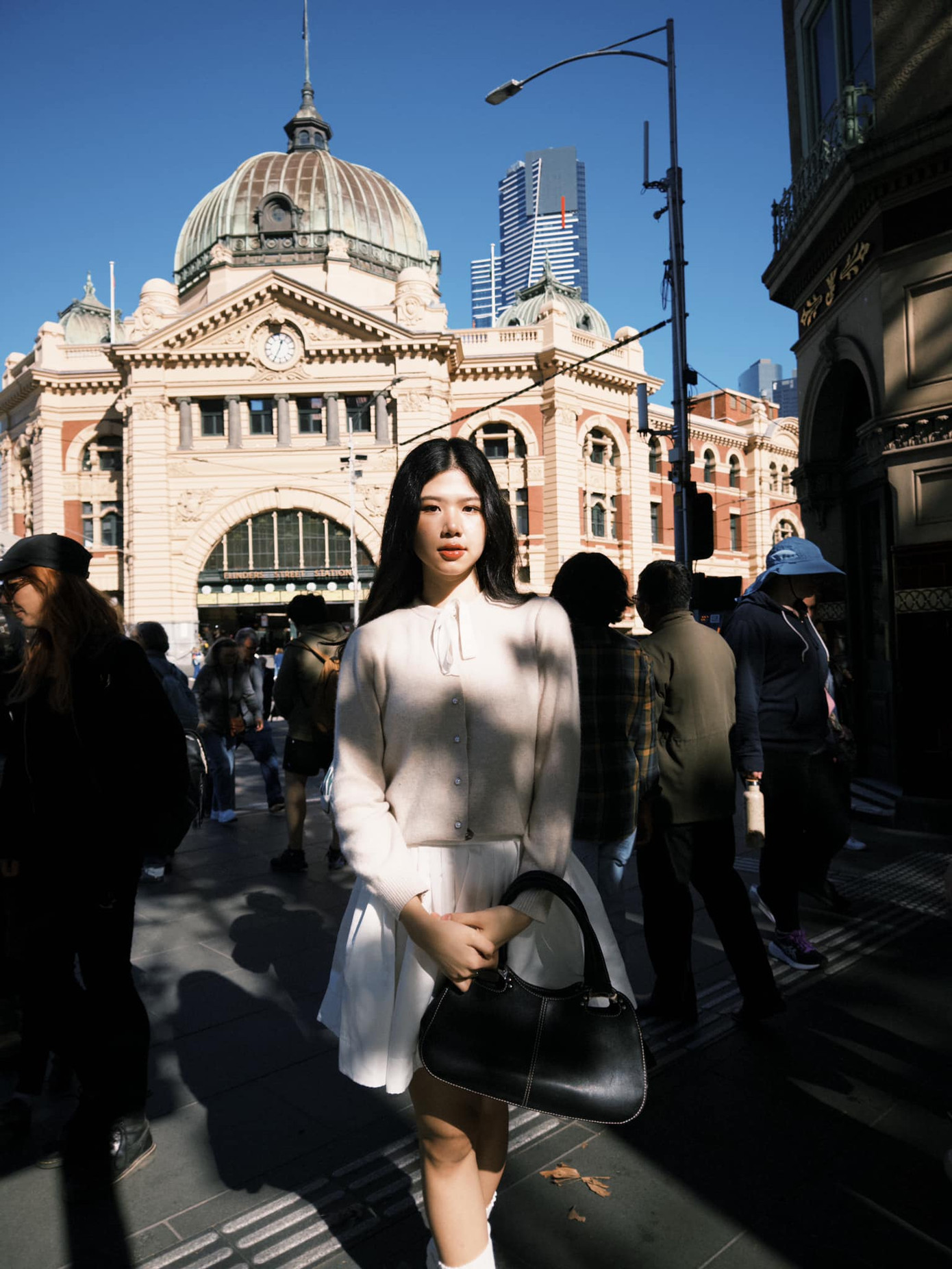 “Tôi nhận ra điều này dựa vào những trải nghiệm mà bản thân may mắn có được trong hành trình trưởng thành của mình. Có những lúc tôi đã so sánh bản thân với người khác hoặc để tâm về ngoại hình của mình quá mức. Nhưng tôi nhận ra rằng, việc bản thân xinh đẹp không cần đến sự công nhận của người khác mà phải xuất phát từ sự công nhận của bản thân, và chỉ khi đủ sự tự tin, mình mới có thể tự công nhận chính mình. Và nội lực vững chắc sẽ là điều tạo nên sự tự tin để một cô gái tỏa sáng. Muốn có được điều này, chúng ta phải trau dồi rất nhiều không chỉ về trí tuệ, kiến thức mà còn là về lòng trắc ẩn, vị tha và nhân ái”, cô chia sẻ.