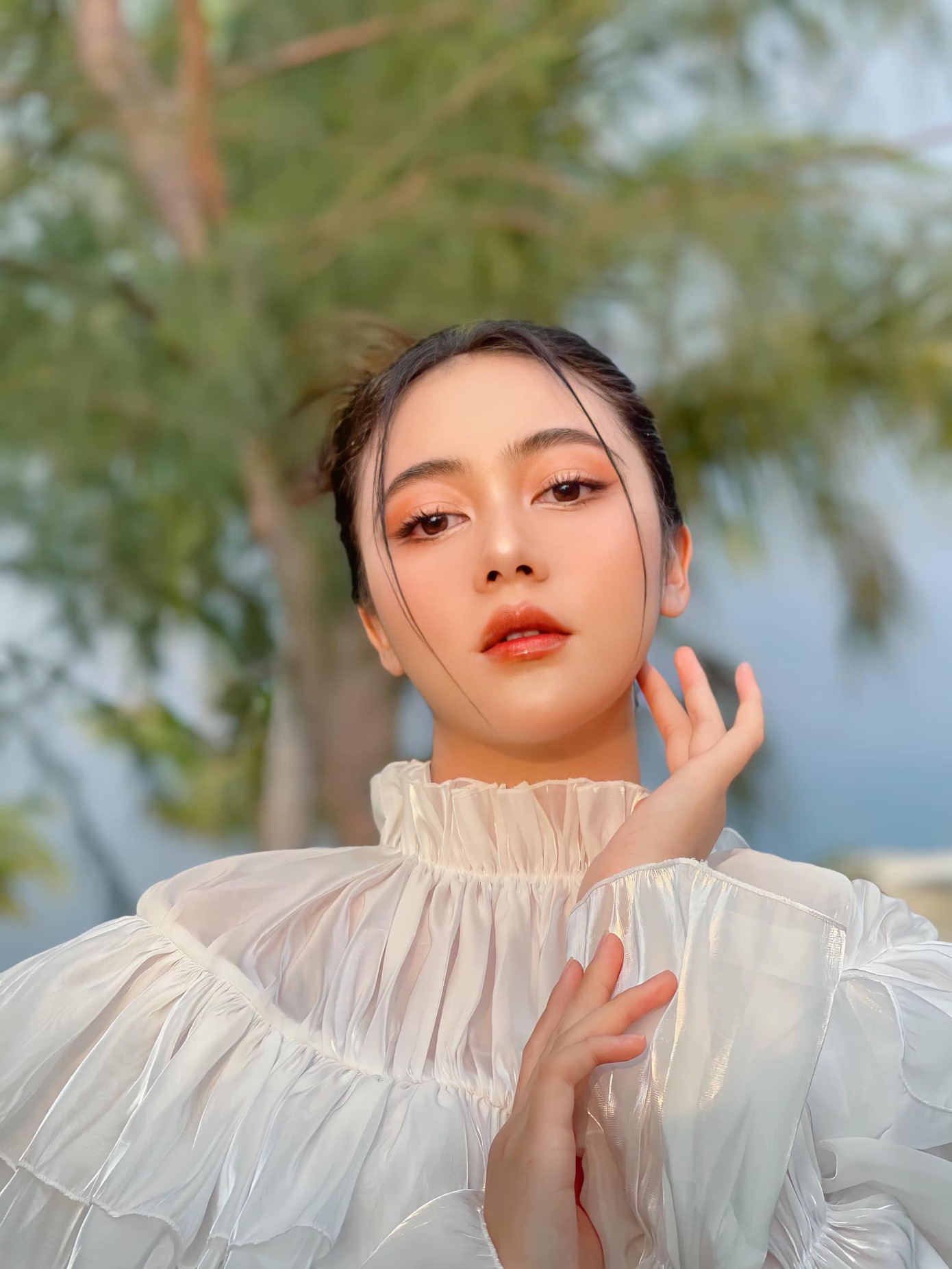 Mỹ Dung cho biết gia đình là nơi truyền động lực và ủng hộ cô đến với Hoa hậu Việt Nam 2024. Bố mẹ đã khuyên và định hướng cho cô nhiều thứ từ mục tiêu khi đến với cuộc thi tới việc chuẩn bị những hành trang cần thiết.