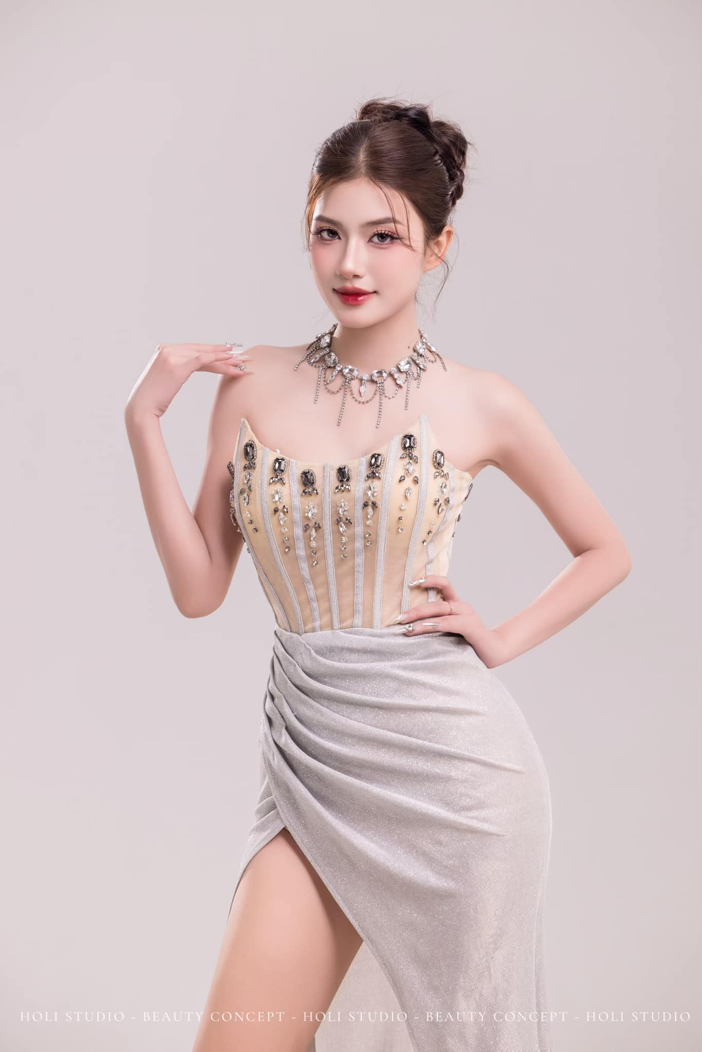 Bên cạnh đó, Ngọc Anh cũng có thể biến hóa với phong cách hiện đại, sắc sảo. Nhờ sự đa dạng, cô đang theo đuổi lĩnh vực người mẫu ảnh. Trên trang cá nhân, thí sinh đăng tải nhiều bộ ảnh thời trang với phong thái cuốn hút.