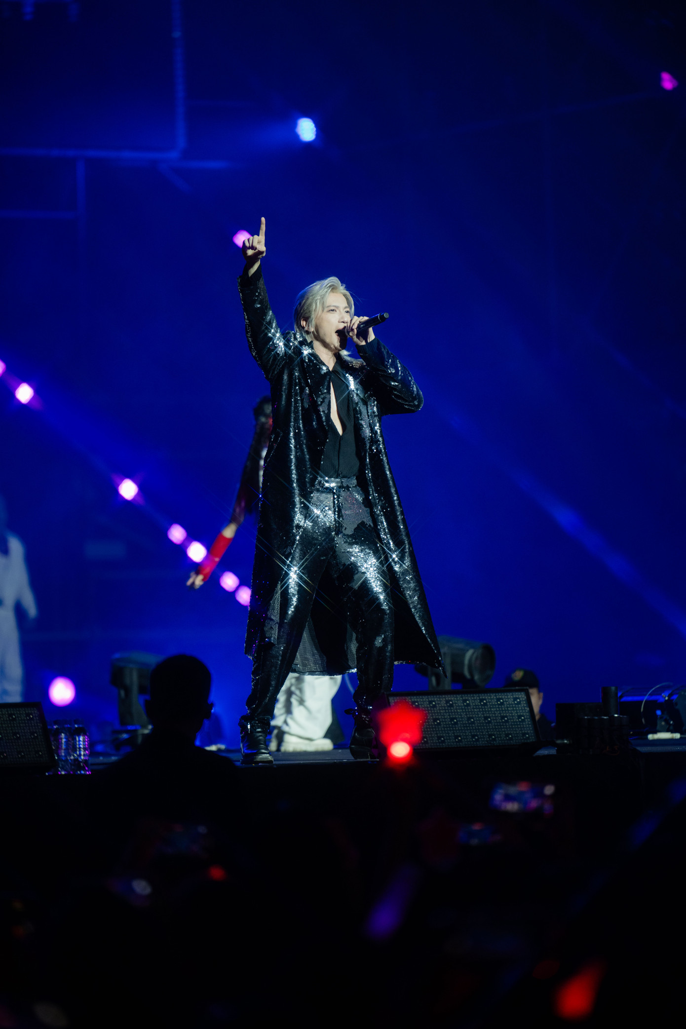 Bên cạnh đó là đầy đủ các thành viên của nhà Xương Rồng (Thanh Duy, Thiên Minh, Duy Khánh, Bùi Công Nam) trong tiết mục Dẫu có lỗi lầm.