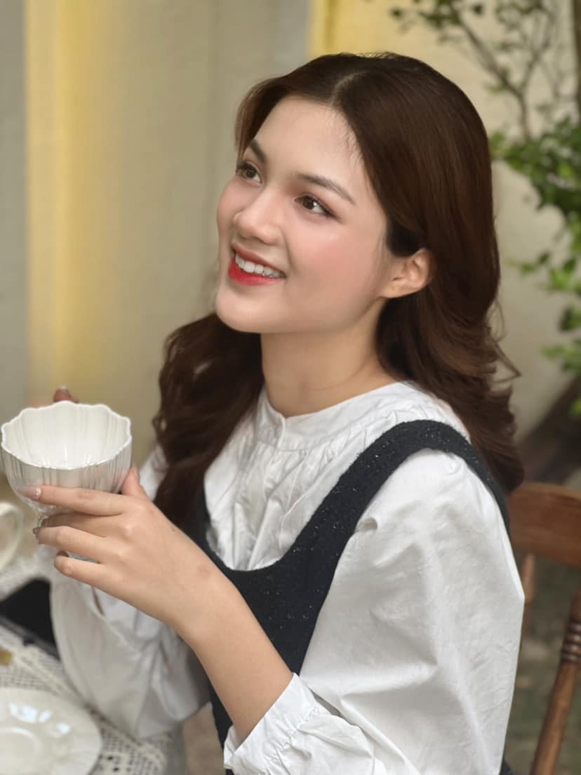 Minh Thu cho biết có những ngày cô vừa học vừa làm từ sáng sớm đến tối muộn, đi 30 km trong một ngày cho hai công việc. “Tôi luôn cố gắng làm tốt cả việc học lẫn công việc vì bản tính cầu toàn, không muốn việc này ảnh hưởng đến việc kia”, cô nói.