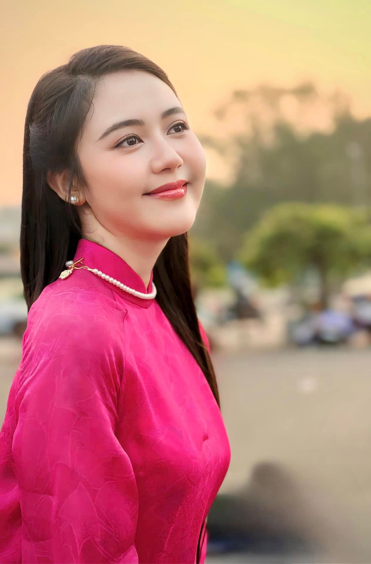 Mỹ Dung khoe vẻ đẹp nền nã khi diện áo dài. Cô được nhận xét đậm chất miền Tây với nước da trắng, gương mặt tròn, đôi mắt to và nụ cười hiền hậu.