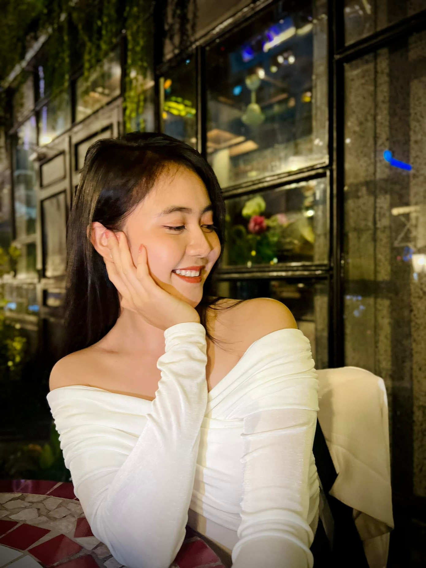 "Trong thời gian tham gia Hoa hậu Việt Nam 2024, bố mẹ gọi hỏi thăm thường xuyên khiến tôi thấy hành trình của mình không đơn độc", cô nói.