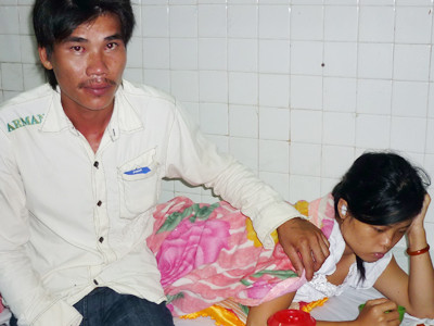 Vợ chồng chị Nhân ở Bệnh viện Sản nhi Cà Mau 