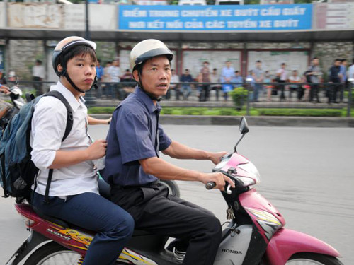 Từ sáng sớm, các bậc phụ huynh đã đưa sĩ tử tới trường tránh bị ùn tắc