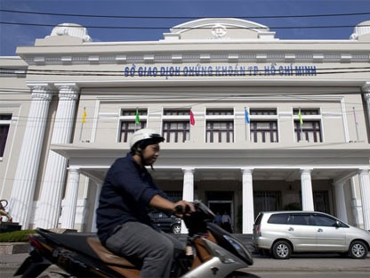 Bên ngoài Sở Giao dịch chứng khoán Tp.HCM - Ảnh: Bloomberg