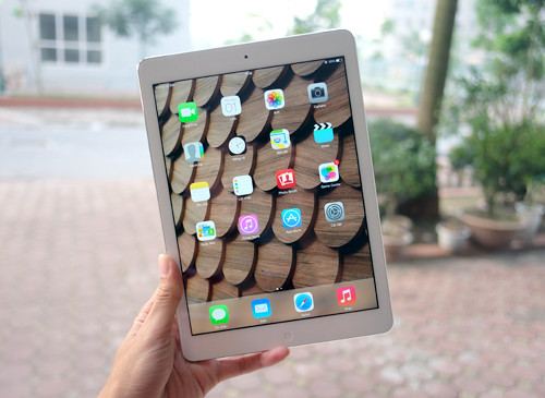 iPad Air cho cảm giác lớn khi cầm thực tế. iPad Air cho cảm giác lớn khi cầm thực tế