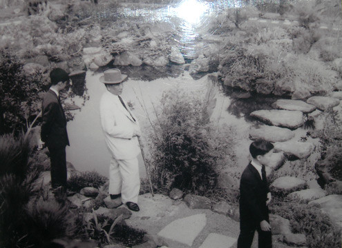 Ngô Đình Diệm và gia đình Trần Lệ Xuân dạo chơi vườn hoa Nhật Bản trong khuôn viên khu biệt điện Trần Lệ Xuân. (Ảnh tư liệu). Vườn Nhật Bản sau lưng biệt thự Lam Ngọc. Ngô Đình Diệm và gia đình Trần Lệ Xuân dạo chơi vườn hoa Nhật Bản trong khuôn viên khu biệt điện Trần Lệ Xuân. (Ảnh tư liệu). Vườn Nhật Bản sau lưng biệt thự Lam Ngọc.