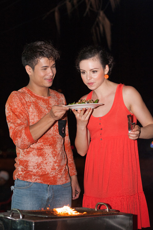 Anh chàng cựu người mẫu điển trai đã dẫn bạn nhảy của mình đi thưởng thức những món hải sản về đêm ở thành phố biển. Anh chàng cựu người mẫu điển trai đã dẫn bạn nhảy của mình đi thưởng thức những món hải sản về đêm ở thành phố biển