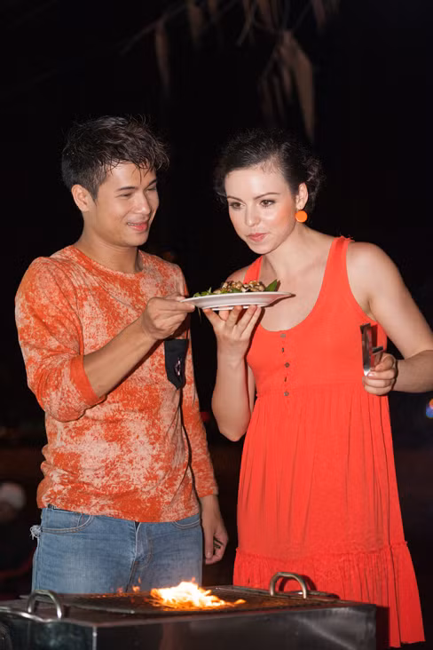 Anh chàng cựu người mẫu điển trai đã dẫn bạn nhảy của mình đi thưởng thức những món hải sản về đêm ở thành phố biển