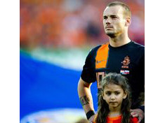 Sneijder trong hoàn cảnh ngàn cân treo sợi tóc. Ảnh Getty Images