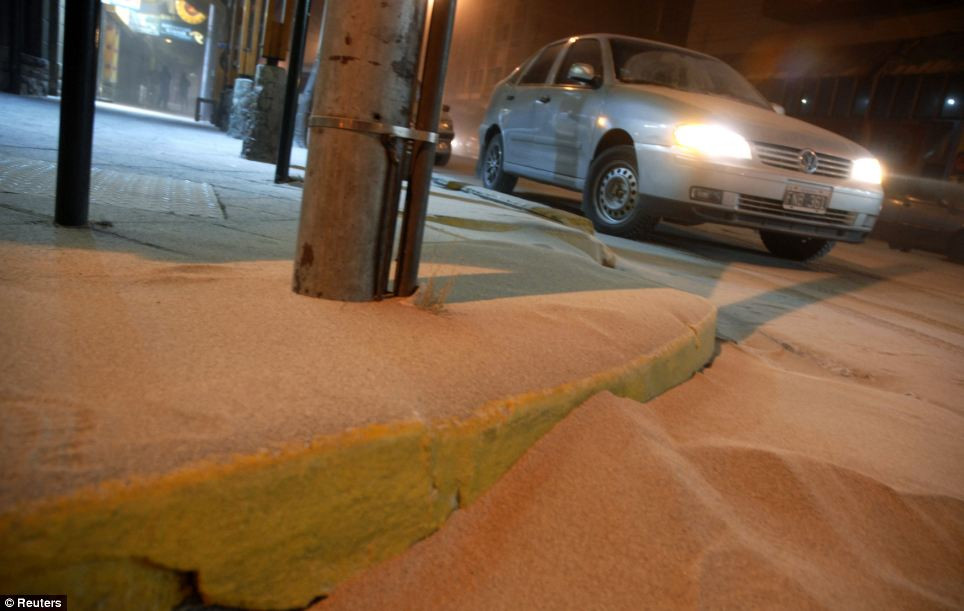 Tro bụi phủ dày đặc thành phố nghỉ mát San Carlos de Bariloche của Argentina . Tro bụi, sạn phủ dày đặc thành phố nghỉ mát San Carlos de Bariloche của Argentina