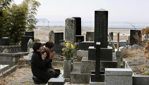 Hai người phụ nữ Nhật Bản có mặt tại nghĩa trang Rikuzentakata, tỉnh Iwate để cầu nguyện cho người nhà đã thiệt mạng trong thảm họa động đất năm 2011. Hai người phụ nữ Nhật Bản có mặt tại nghĩa trang Rikuzentakata, tỉnh Iwate để cầu nguyện cho người nhà đã thiệt mạng trong thảm họa động đất năm 2011