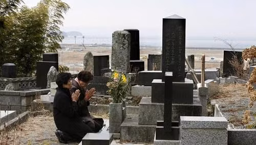 Hai người phụ nữ Nhật Bản có mặt tại nghĩa trang Rikuzentakata, tỉnh Iwate để cầu nguyện cho người nhà đã thiệt mạng trong thảm họa động đất năm 2011. Hai người phụ nữ Nhật Bản có mặt tại nghĩa trang Rikuzentakata, tỉnh Iwate để cầu nguyện cho người nhà đã thiệt mạng trong thảm họa động đất năm 2011