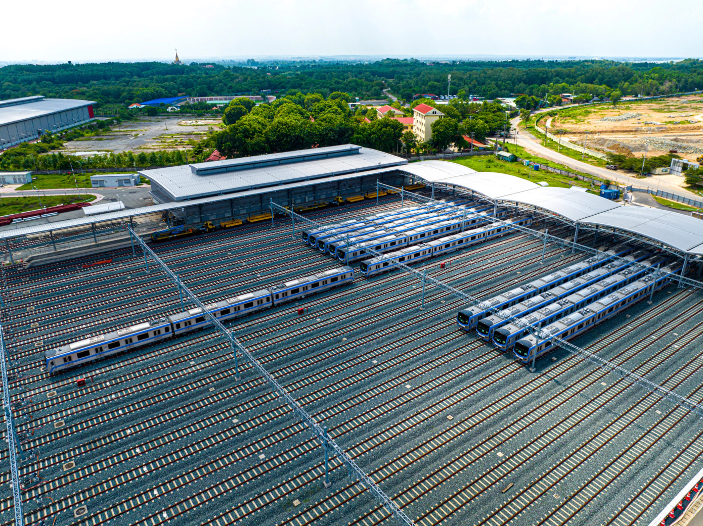 Khu vực bãi đỗ tàu với 30 đường đỗ (tương đương 30 đoàn tàu loại 6 toa). Mỗi đường đều có rãnh thoát nước chạy song song.