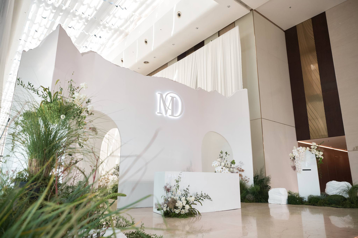 Tạo hình hai chữ MD - viết tắt tên cô dâu Mỹ Dung và chú rể Minh Đạt được đặt ở vị trí trung tâm sân khấu, tạo điểm nhấn.