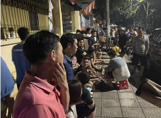 Phụ huynh xếp hàng xuyên đêm. Ảnh: PHCC