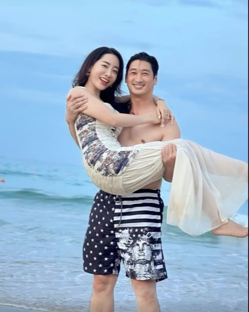 Thùy Anh đăng tải loạt khoảnh khắc tình cảm bên Ngọc Quỳnh. Khán giả cho rằng đây là động thái ngầm công khai hẹn hò của cặp đôi.