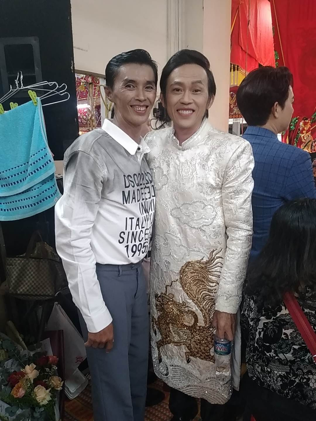 Bắc Hải chụp ảnh cùng nghệ sĩ Hoài Linh và Chí Tâm trong hậu trường một đêm diễn. Có những thời điểm, sức khỏe sa sút, nam diễn viên chỉ nặng 51 kg.