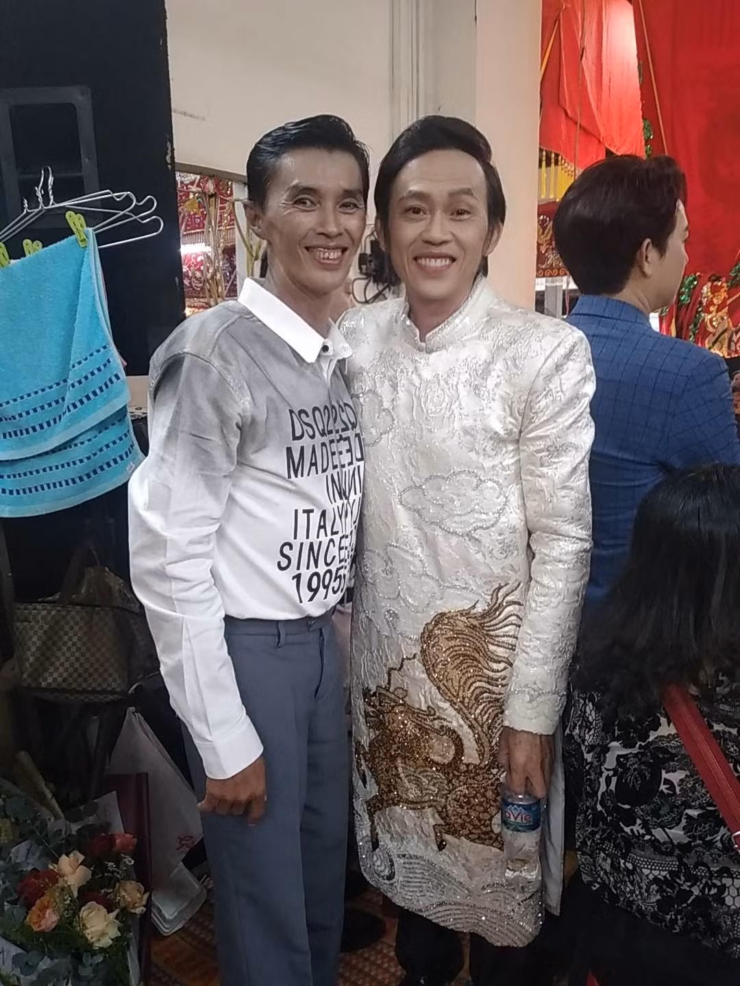 Bắc Hải chụp ảnh cùng nghệ sĩ Hoài Linh và Chí Tâm trong hậu trường một đêm diễn. Có những thời điểm, sức khỏe sa sút, nam diễn viên chỉ nặng 51 kg.