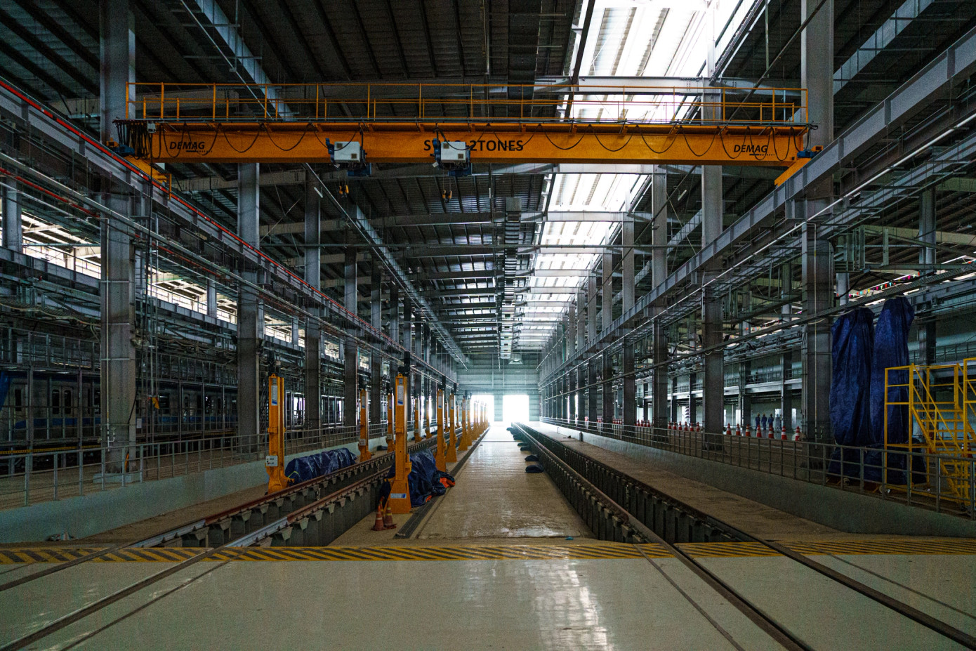 Depot Long Bình bao gồm khu trung tâm điều khiển và bảo dưỡng tàu, gồm tòa nhà vận hành bảo dưỡng; xưởng chính bảo dưỡng tàu; cơ sở hạ tầng bảo dưỡng các thiết bị khác của đường ray, hệ thống điện, tín hiệu, thông tin liên lạc; bãi đỗ tàu; trạm vệ sinh tàu; mạng lưới đường nội bộ bên trong và bên ngoài khu vực; khu văn phòng...