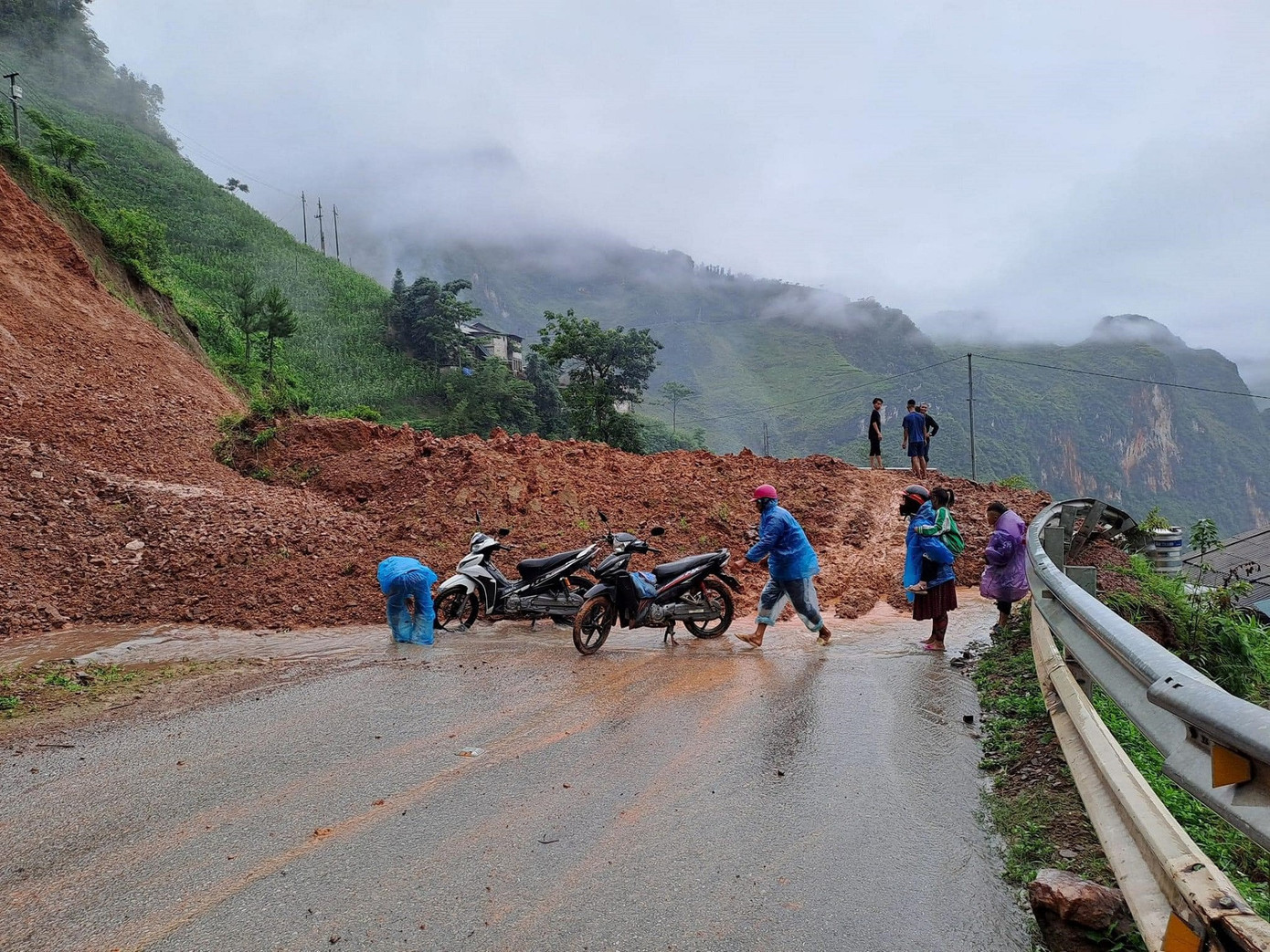 Tình trạng sạt lở ghi nhận ngày 9/6. Ảnh: Amazing Things in Ha Giang.