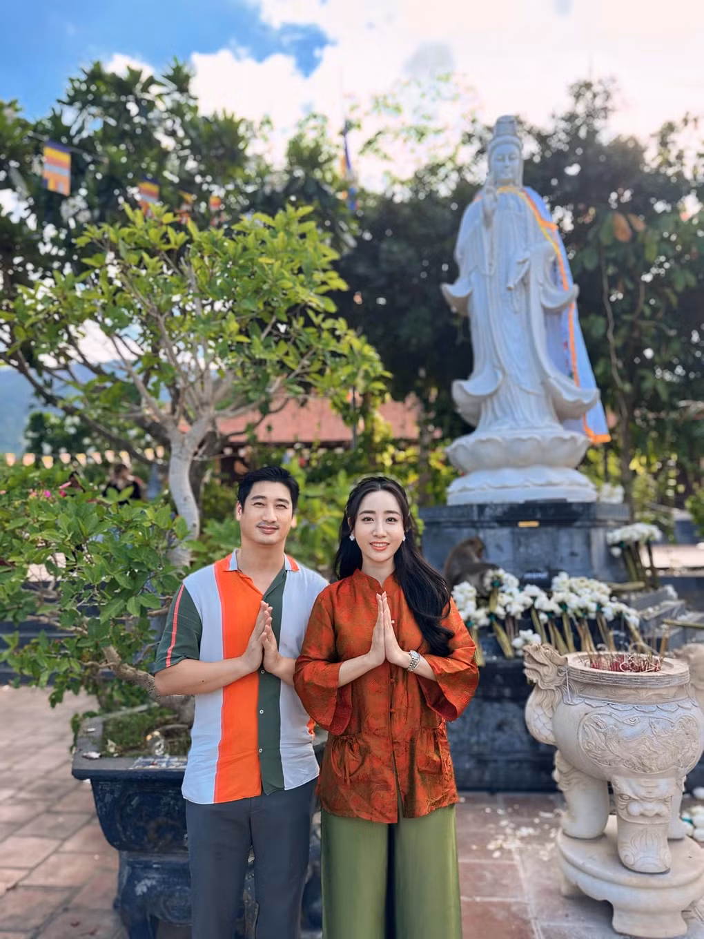Thùy Anh đăng tải loạt khoảnh khắc tình cảm bên Ngọc Quỳnh. Khán giả cho rằng đây là động thái ngầm công khai hẹn hò của cặp đôi.