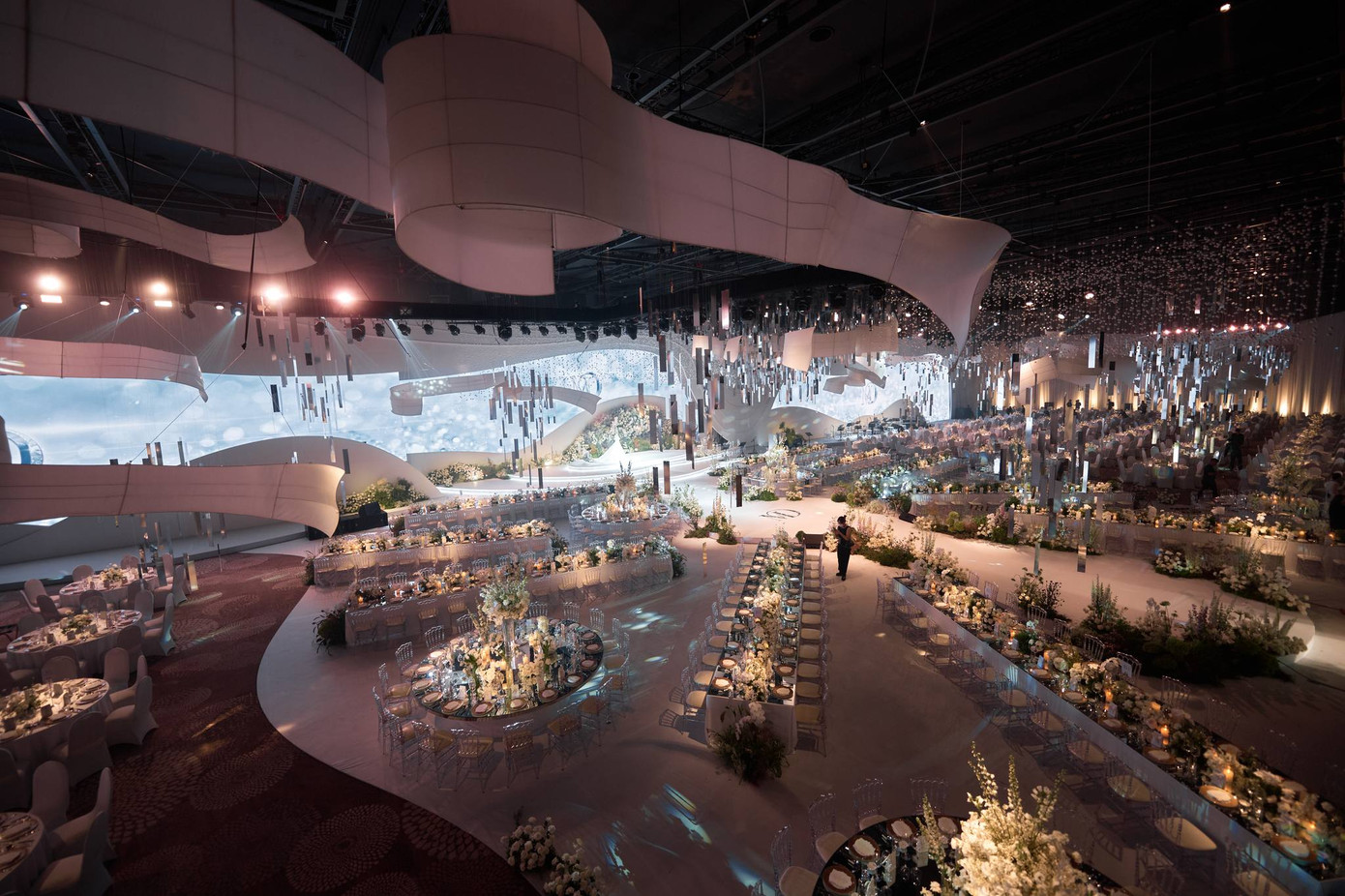 Sân khấu chính được thiết kế uốn lượn dạng mái vòm. Các bàn tiệc được đặt hướng về sân khấu và lối dẫn lên lễ đường.