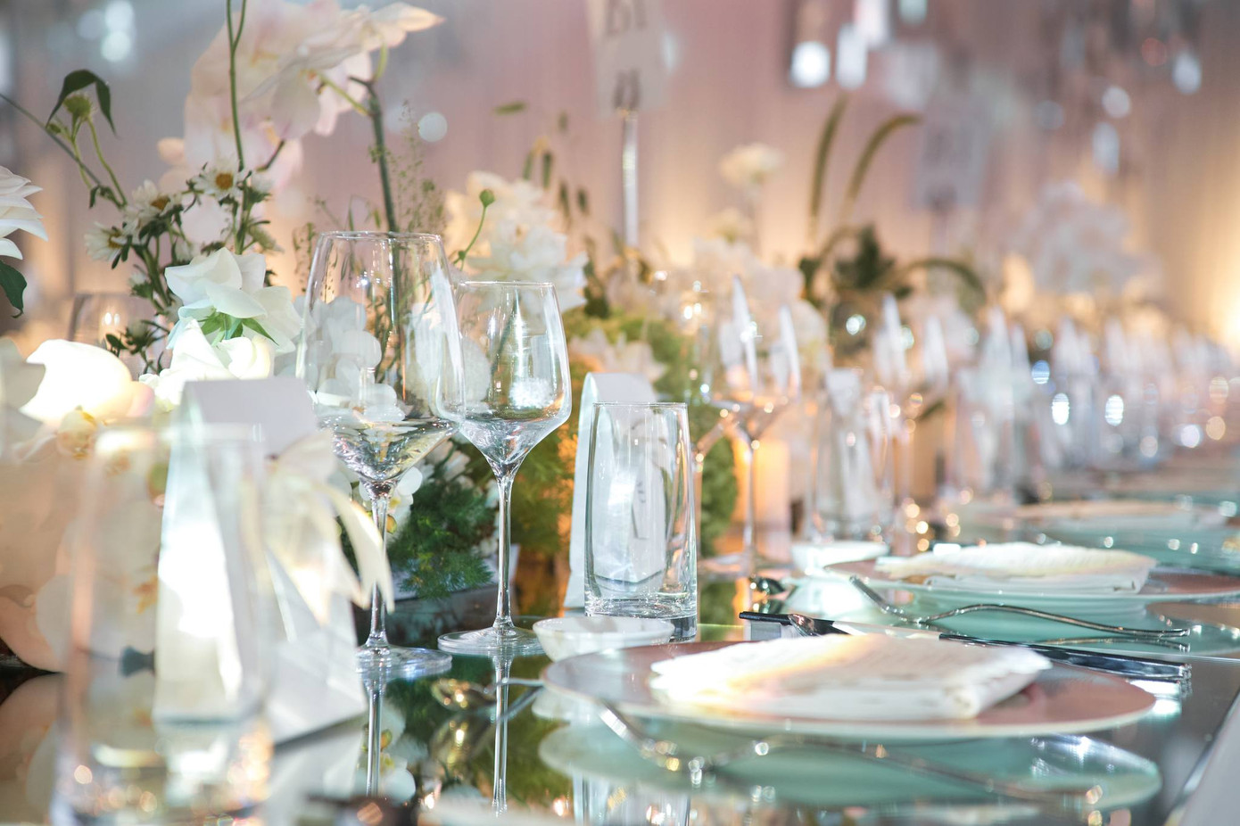 Ê-kíp thực hiện dành 6 tháng chuẩn bị và 4 ngày để hoàn thiện. Midu trực tiếp theo dõi, giám sát quá trình dàn dựng không gian tiệc cưới.