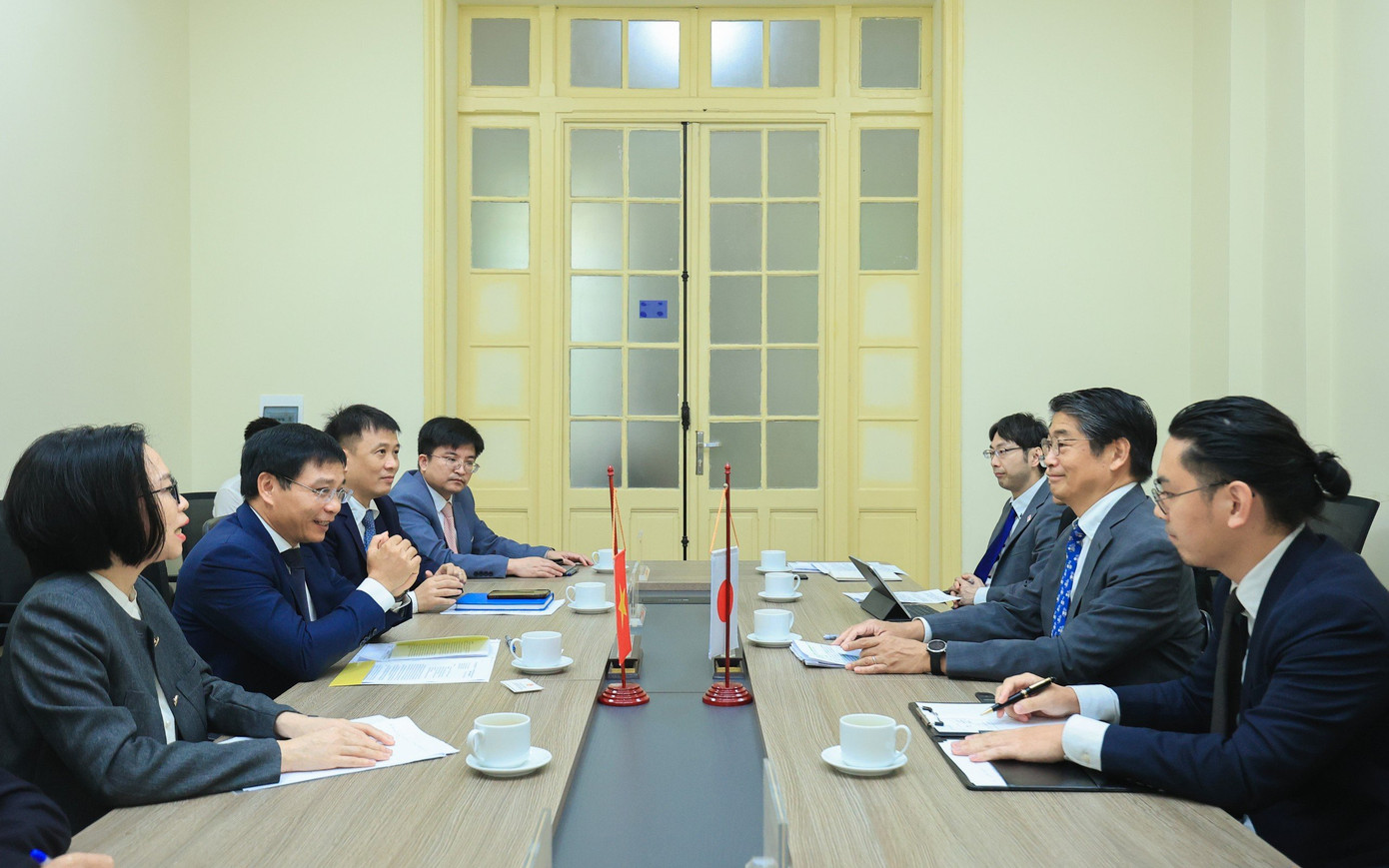 Bộ trưởng Bộ GTVT Nguyễn Văn Thắng và Đại sứ Nhật Bản Ito Naoki thống nhất tích cực trao đổi, hiện thực hóa hợp tác hai bên bằng các dự án hạ tầng giao thông (Ảnh: Tạ Hải).