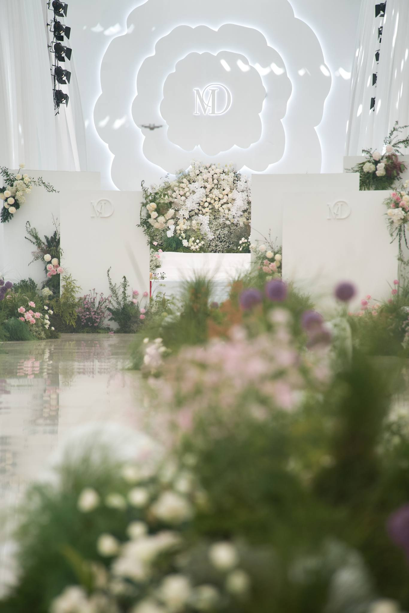 Đám cưới diễn viên Midu và doanh nhân Minh Đạt diễn ra tối 29/6 tại TP HCM. Theo đó, không gian tiệc cưới được trang trí theo chủ đề Tuyết mùa hè, lấy gam màu trắng, xanh làm chủ đạo.