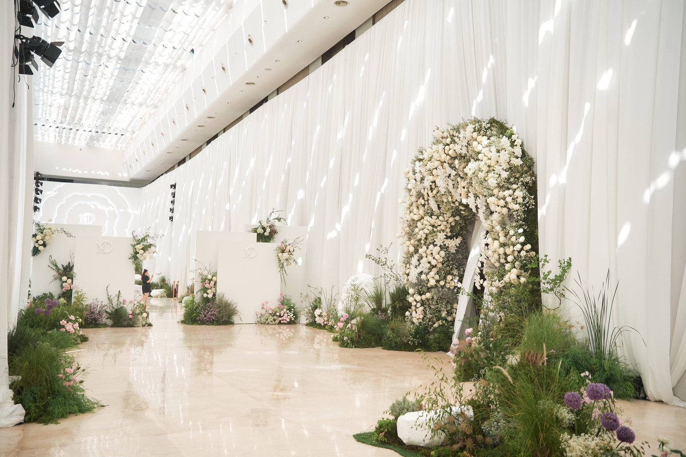 Theo hình ảnh từ phía Midu chia sẻ, không gian buổi tiệc có nhiều hoa tươi và 15.000 bông tuyết pha lê được thực hiện bày trí thủ công trong 200 giờ.