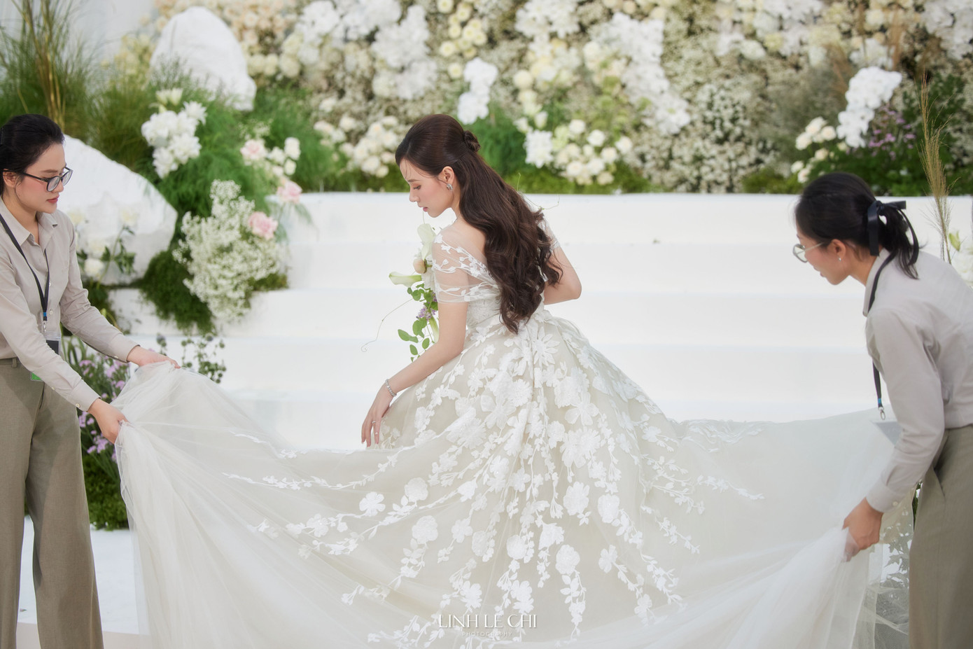 Cách đây ít giờ, Harry Lu thông báo không xuất hiện trong ngày vui của Midu. "Không thể tham dự đám cưới của Midu nhưng mình vẫn chúc bạn mọi điều tốt đẹp. Mong bạn luôn xinh đẹp, gia đình hạnh phúc và sự nghiệp thành công. Sau này mọi thứ ổn định, mình gặp nhau đi. Du hay chồng Du ai mời Harry ăn gì cũng được", anh chia sẻ.