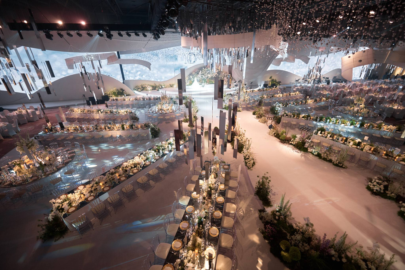 Sân khấu chính được thiết kế uốn lượn dạng mái vòm. Các bàn tiệc được đặt hướng về sân khấu và lối dẫn lên lễ đường.